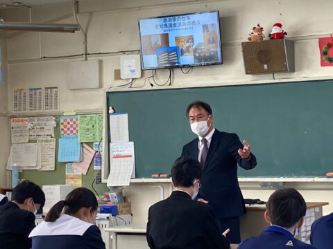 守山東中学校の職業講演会で県議会議員の仕事について講演をしました。
